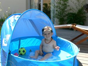Galaad dans sa mini piscine